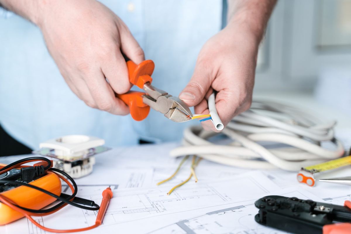 Elektriker prüft Leitungen mit Messgerät