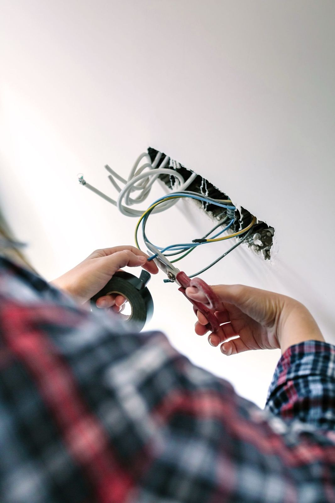 Elektriker arbeitet an Leitungen mit Schutzleiter