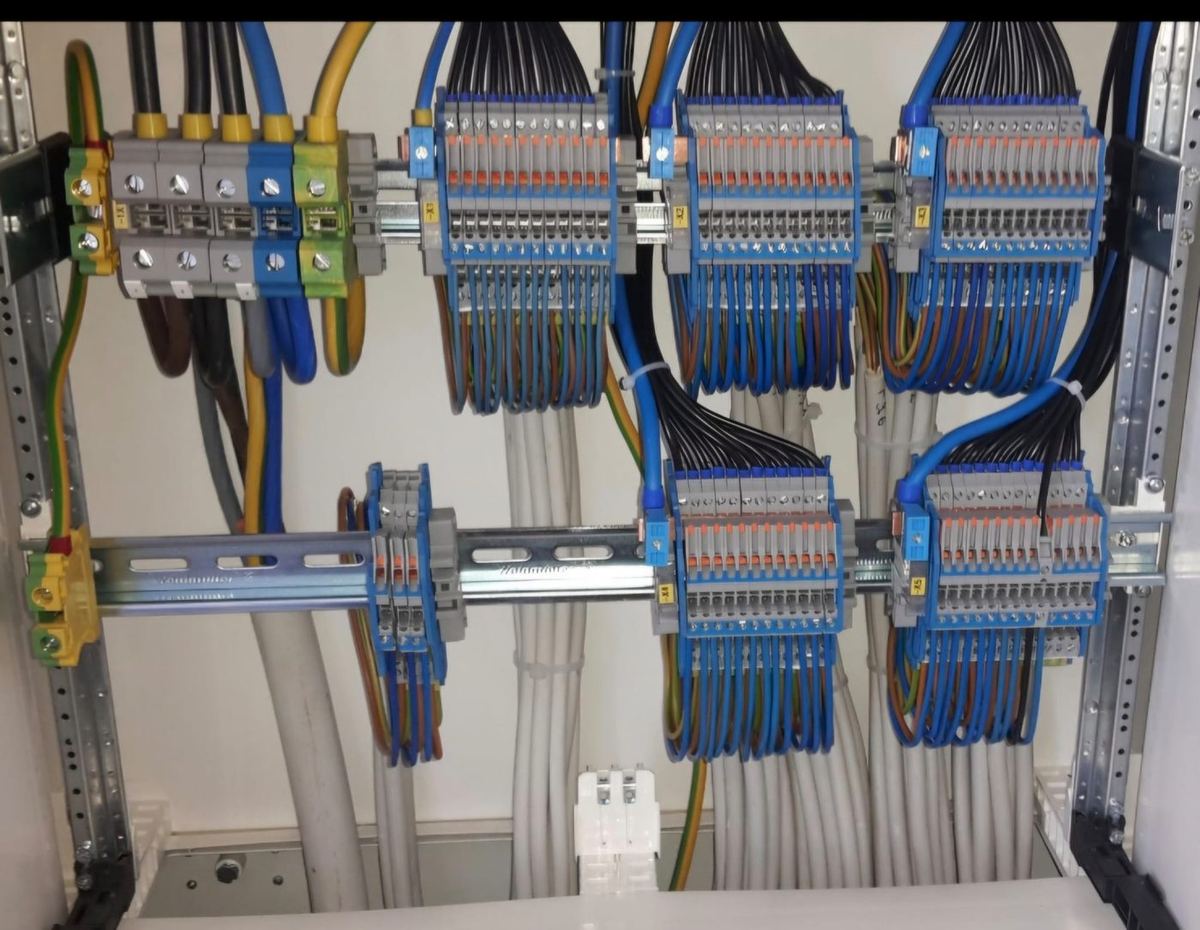 Sauber verdrahteter Schaltschrank von Elektro Roming